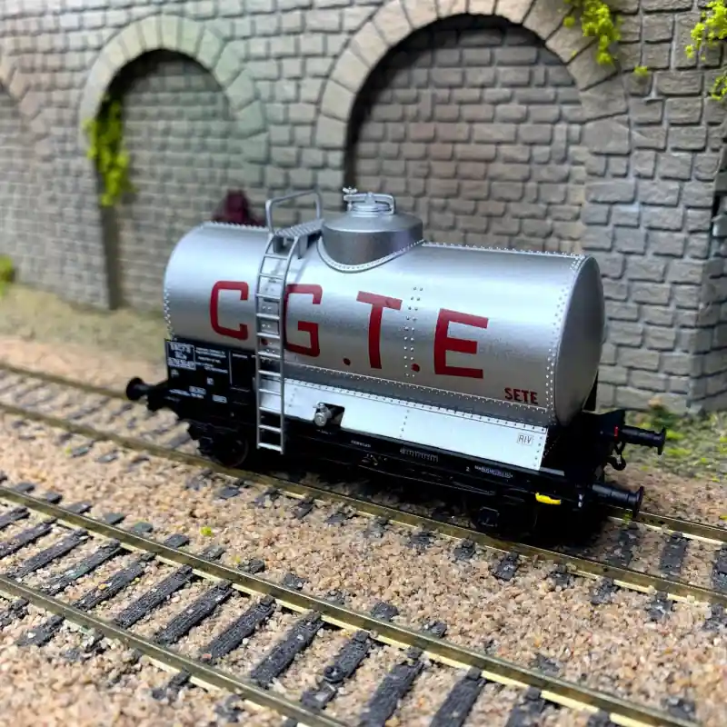 Wagon citerne OCEM 29 "C.G.T.E", SNCF, Ep III – REE WB717 - HO 1/87 Offre Limitée